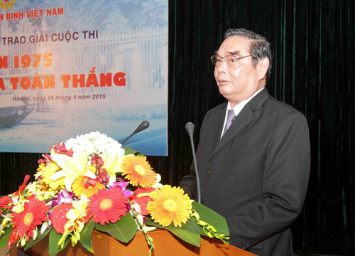 Đồng chí Lê Hồng Anh dự Lễ tổng kết và trao giải Cuộc thi viết “Xuân 1975 – Bản hùng ca toàn thắng”
