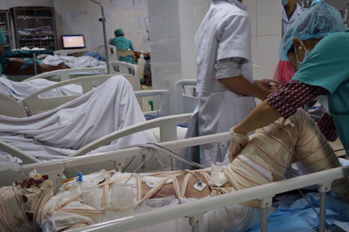 Mẹ nguy kịch vì cố lao vào nhà đang cháy cứu hai con