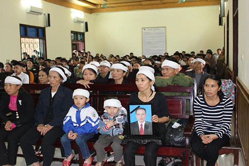 Phiên tòa trắng khăn tang