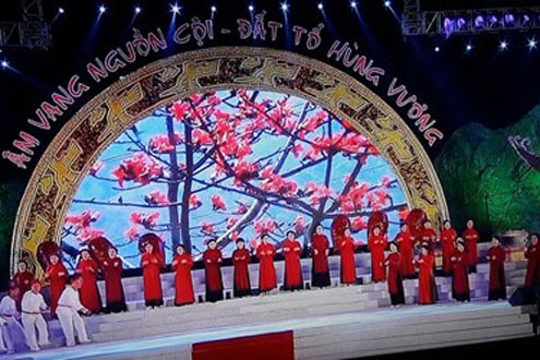 Lễ hội Đền Hùng 2015: Xoan ghẹo và pháo hoa làm mãn nhãn du khách