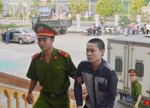 Khống chế bé gái chăn trâu vào bụi cây để hiếp dâm