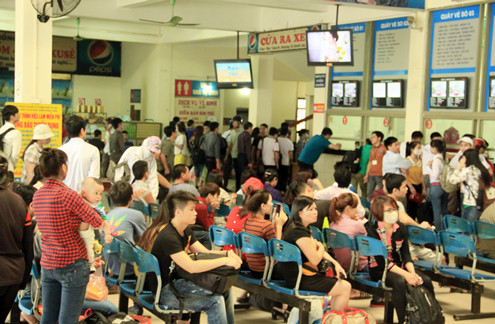 Chen chân tại các bến xe trong ngày nghỉ lễ đầu tiên