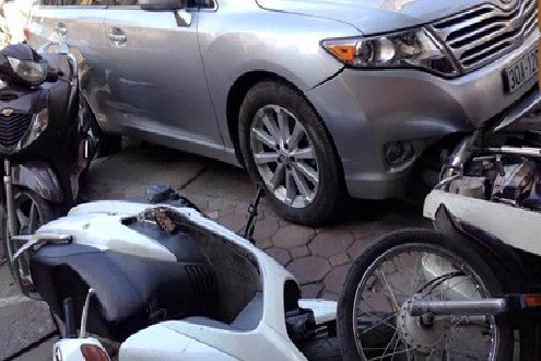 Đâm hàng loạt xe máy, tài xế ô tô vẫn ngủ ngon lành