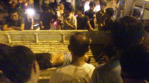 Náo loạn vì mang thi thể người thân đi gây sức ép