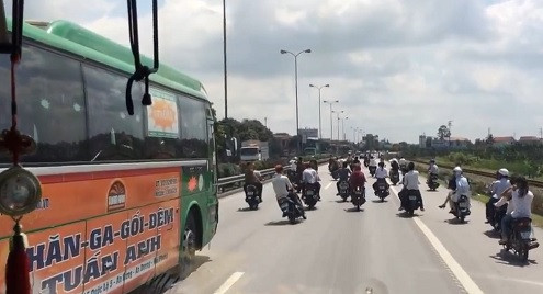 Sốc với clip nhóm thanh niên đầu trần đánh võng trước đầu xe khách