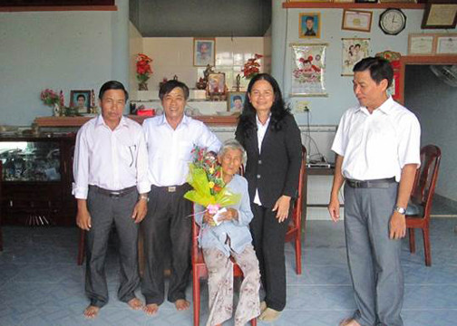 TAND huyện Đức Linh, Bình Thuận: Thăm, tặng quà Bà mẹ Việt Nam Anh hùng