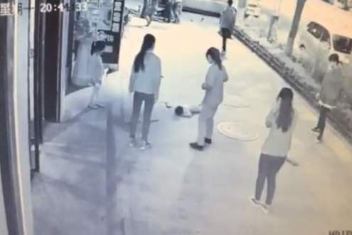 Trung Quốc: Clip bé trai 3 tuổi bị đánh dã man trên phố gây phẫn nộ cộng đồng