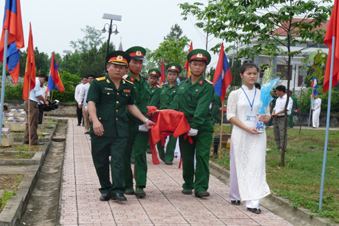 An táng hài cốt 29 liệt sỹ quân tình nguyện Việt Nam hi sinh tại Lào