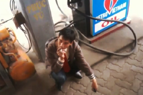 Video: Thanh niên phì phèo thuốc lá sát cây xăng