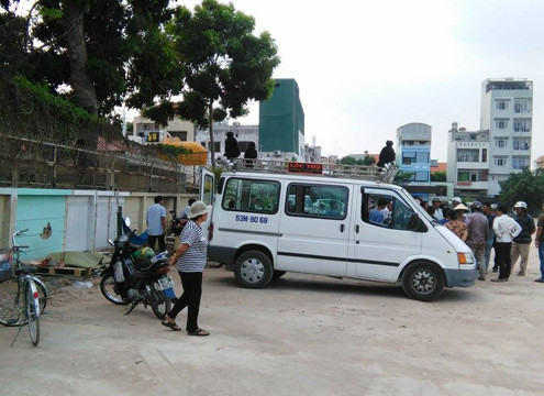 Người phụ nữ nhặt ve chai bị xe múc cán chết
