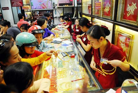 Vàng trong nước không đổi trong khi giá thế giới tăng mạnh