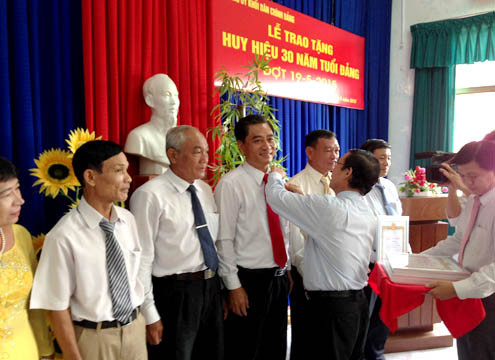 Chánh án TAND tỉnh An Giang được trao Huy hiệu 30 năm tuổi Đảng