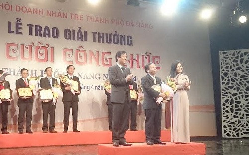Ước gì công chức biết cười