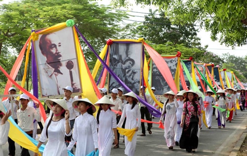 Lễ rước ảnh Bác Hồ trong Lễ hội Làng Sen 2015