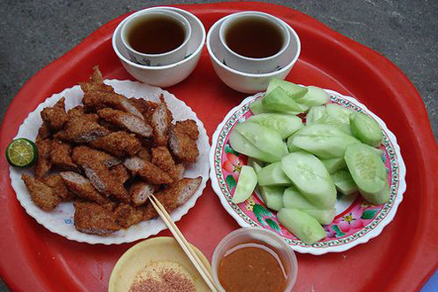 Không phát hiện chất gây nghiện trong xúc xích, nem chua rán tại Hà Nội