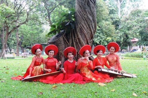 Hướng Dương Band - Những cô gái Mặt Trời đam mê âm nhạc dân tộc