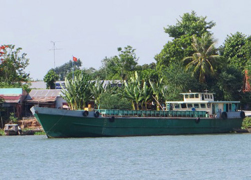 Va chạm giữa sà lan và tàu chở đá, ba mẹ con bị nước cuốn trôi