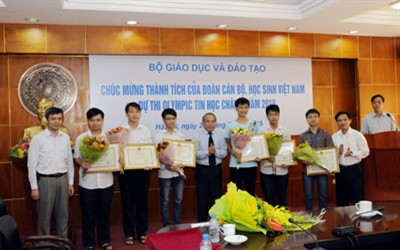 Vinh danh học sinh đoạt giải Olympic Tin học Châu Á 2015