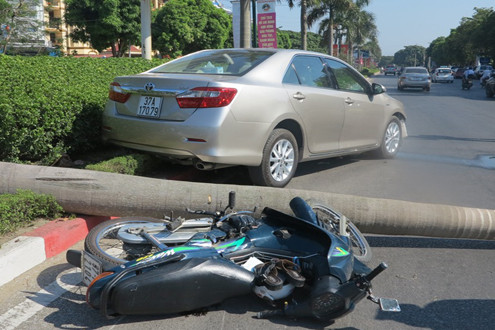 Xe Camry kéo lê xe máy, "hạ gục" cây cau tiến vua bên đường