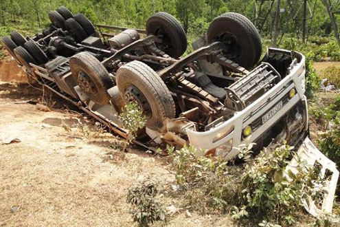 Xe tải mất lái lật nhào, 2 người bị thương nặng