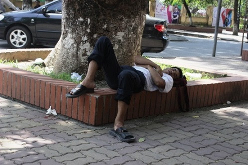 Phụ huynh vật vã dưới nắng nóng 40 độ C chờ con thi đại học