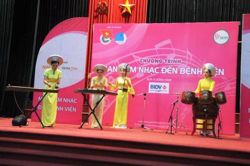 Hướng Dương Band lần đầu tiên mang nhạc dân tộc tới bệnh viện