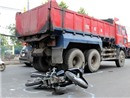 Xe ben tông thẳng xe máy, 3 người thương vong