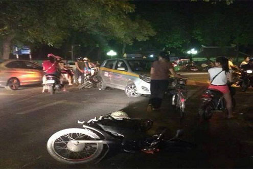 Hà Nội: Ô tô gây tai nạn liên hoàn, nhiều người bị thương