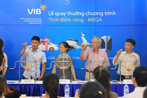 VIB: 10 khách hàng đầu tiên sở hữu xe Vespa và iPhone 6