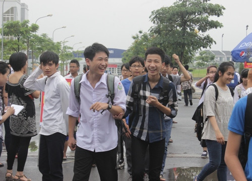 Kỳ thi vào lớp 10 THPT: Đề thi tiếng Anh “dễ thở”, đề Toán “khó nhằn”