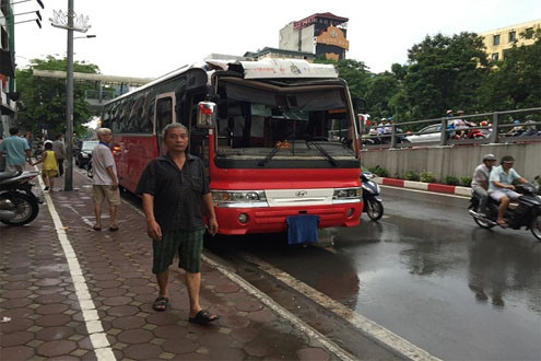 Hà Nội: Bất chấp biển cấm, xe khách húc bay thanh chắn cầu vượt Thái Hà-Chùa Bộc
