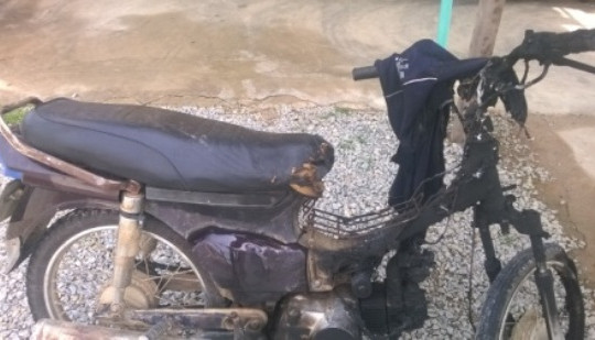 Bị nhà người yêu cấm cửa, châm lửa tự đốt xe