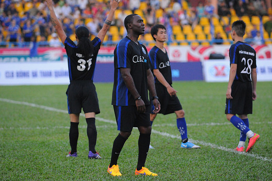 Ca sĩ Anh Khoa làm lu mờ cựu danh thủ M.U Andy Cole