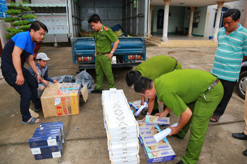 Bắt xe chở hàng trăm cây thuốc lá lậu được ngụy trang kín đáo