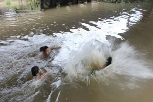 Nhảy xuống cứu em trai, 2 chị em cùng đuối nước