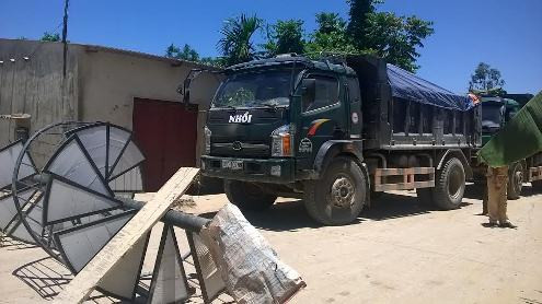 Dân mang xe đạp ra đường chặn xe tải gây ô nhiễm