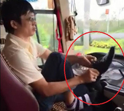 Đình chỉ lái xe buông tay khỏi vô lăng