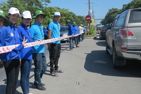 Nghệ An: Tình nguyện viên đội nắng, lập hàng rào giao thông hỗ trợ thí sinh