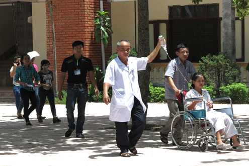 Thí sinh được bác sĩ "tháp tùng" đến phòng thi sau khi mổ cấp cứu