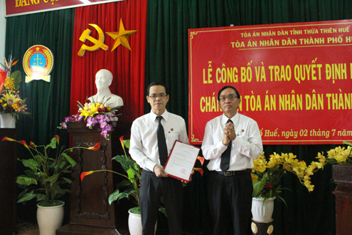 Trao quyết định bổ nhiệm Chánh án TAND TP. Huế