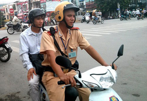 Nhiều sĩ tử đến điểm thi đúng giờ nhờ sự giúp đỡ của Cảnh sát giao thông