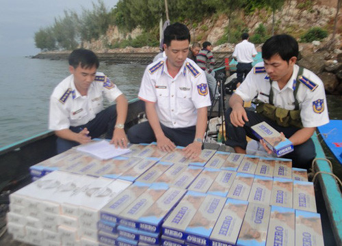 Bắt giữ xuồng máy vận chuyển 4.300 bao thuốc lá lậu