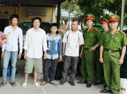 Di lý 4 đối tượng trốn nã từ phía Nam về Thanh Hóa