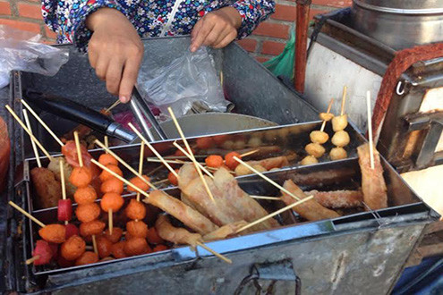 Đồ ăn vặt không rõ nguồn gốc bủa vây trường học