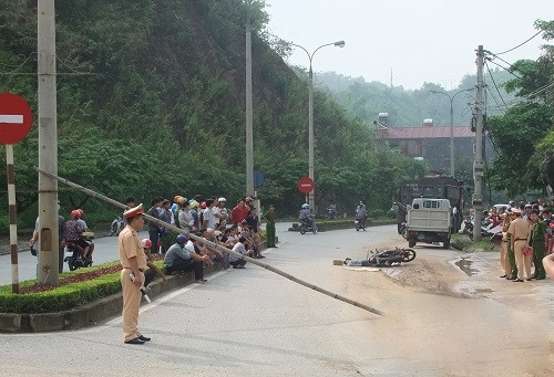 Ngã xuống đường, người phụ nữ bị xe tải chèn qua đầu