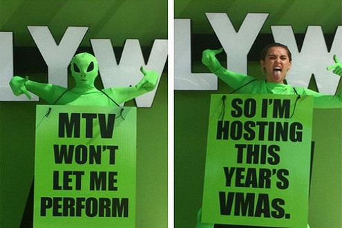 Miley Cyrus đeo mặt nạ siêu nhân xanh, làm "chủ xị" tại VMAs 2015