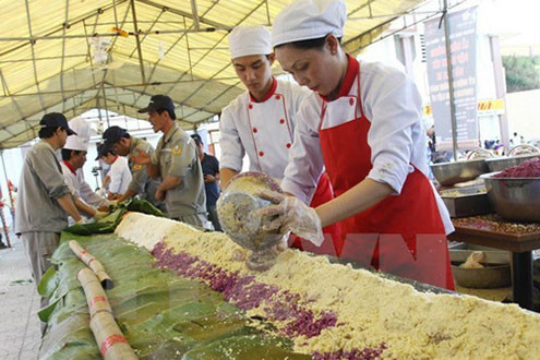 Dâng cúng đòn bánh tét dài 21 mét tại Nghĩa trang Liệt sỹ Quốc gia Đường 9