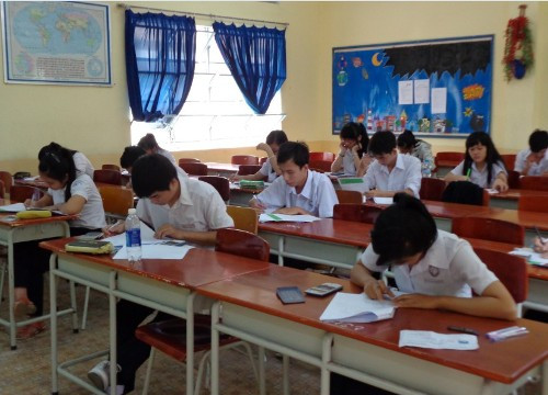 Dùng điện thoại ngụy trang bằng vỏ máy tính để gian lận trong thi cử