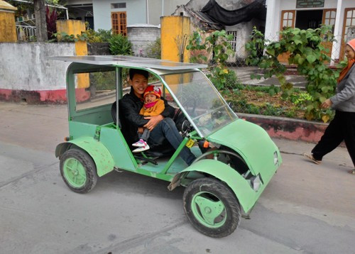 Cậu học trò chế tạo thành công ô tô chạy bằng năng lượng mặt trời