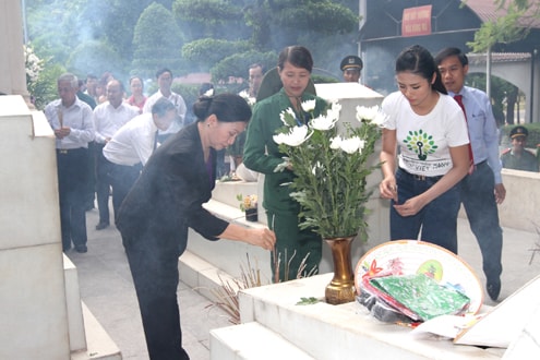 Vinamilk và quỹ 1 triệu cây xanh cho Việt Nam trồng cây tri ân các anh hùng liệt sỹ tại ngã ba Đồng Lộc, Hà Tĩnh